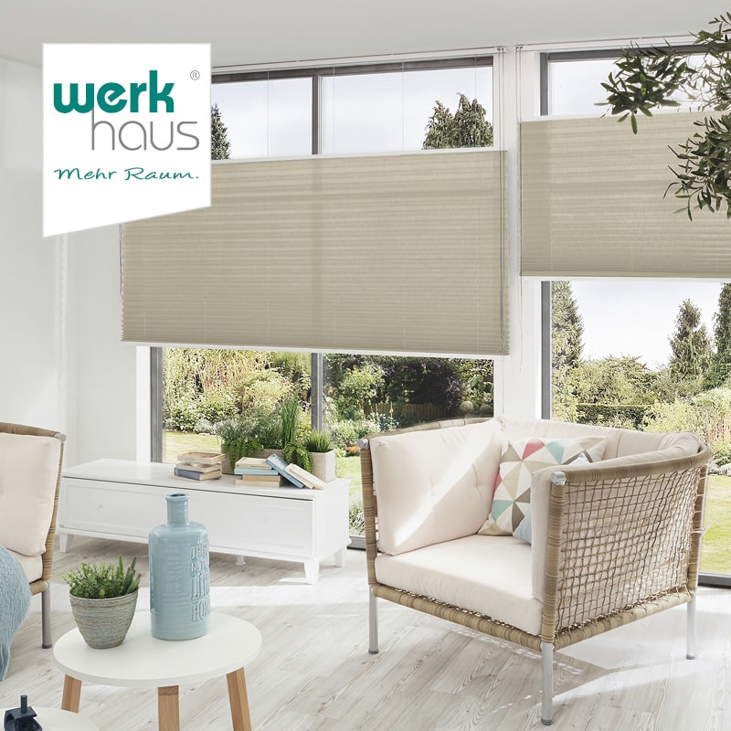 werkhaus - Plissees -individuell stilvoll passgenau Wohnzimmer mit beigen Plissees
