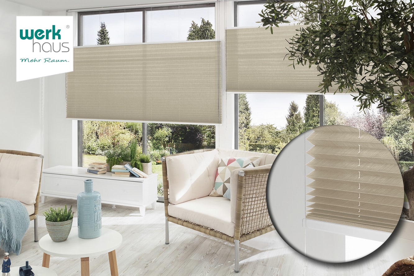 werkhaus - Plissees -individuell stilvoll passgenau Wohnzimmer mit beigen Plissees
