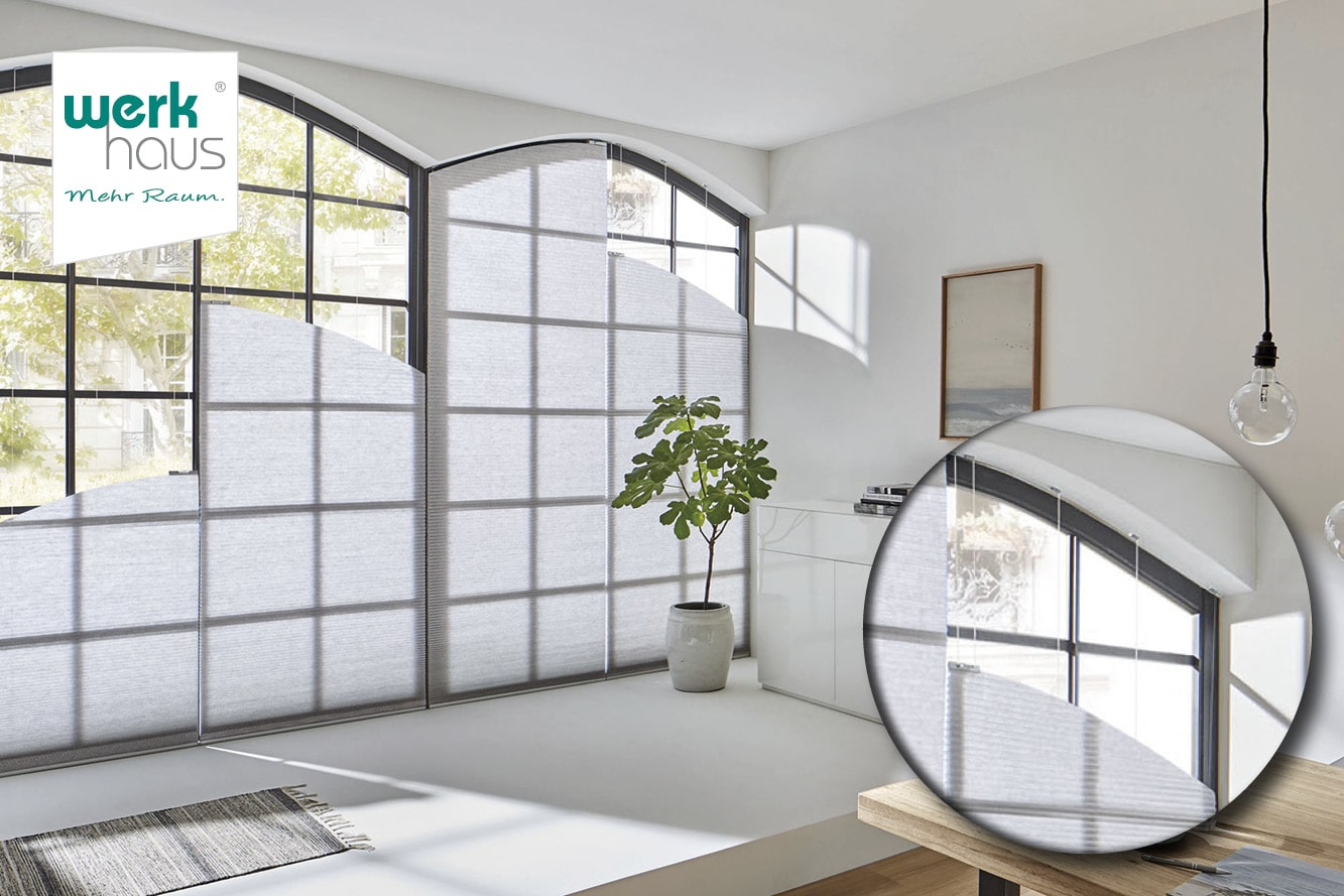 werkhaus - Plissees -individuell stilvoll passgenau Wohnzimmer mit weissen Plissees an die Fensterform angepasst