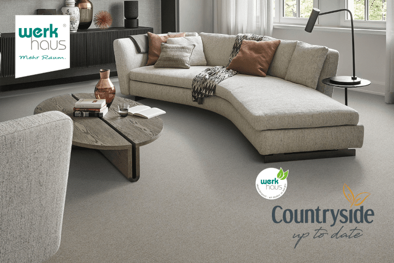 Helles Wohnzimmer mit Teppich der Countryside-Serie von werkhaus