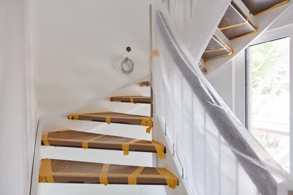 Neue Treppe verpackt im Flur vom Haus vom Treppenbau